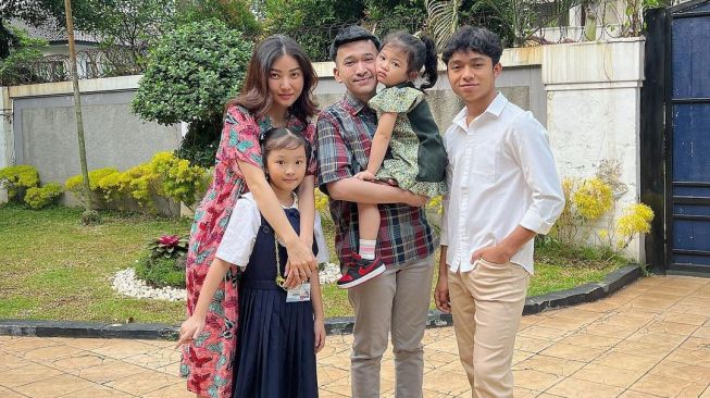 Ruben Onsu dan Sarwendah bersama tiga anaknya: Betrand Peto, Thalia dan Thania Putri Onsu. [Instagram]