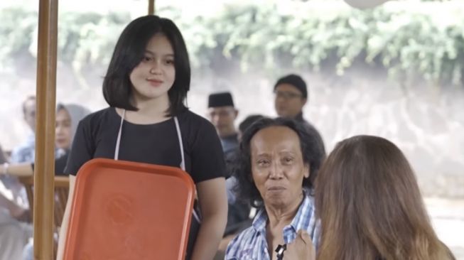 Wajah Tak Mirip, Mandra Sering Dikira Punya Istri Muda Gegara Anak Gadisnya Berparas Bule Nempel Terus