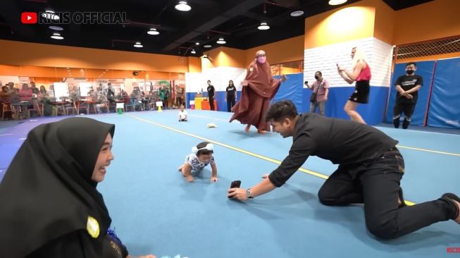 Momen Moana ikut lomba merangkak (YouTube/Ricis Official)