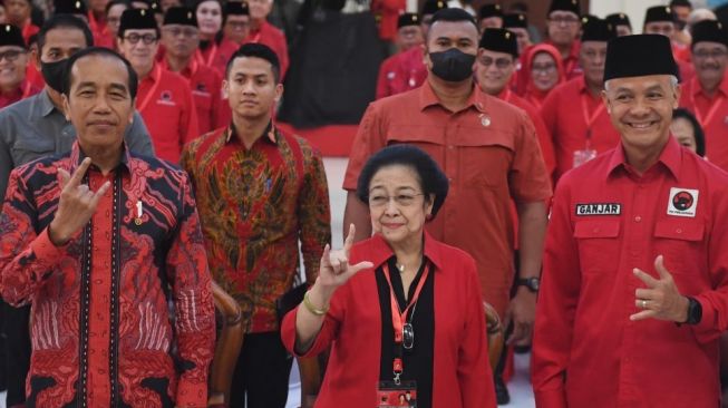 Ketum PDIP Megawati Sukarnoputri memberikan salam metal bersama Presiden Joko Widodo dan Bakal Capres Ganjar Pranowo saat berlangsungnya Rakernas PDI Perjuangan di Jakarta, Selasa (6/6/2023). [ANTARA FOTO/Akbar Nugroho Gumay].