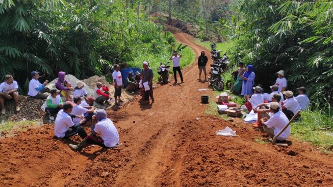 OMG Lampung Bantu Perbaiki Jalan Masyarakat Desa Karang Sari