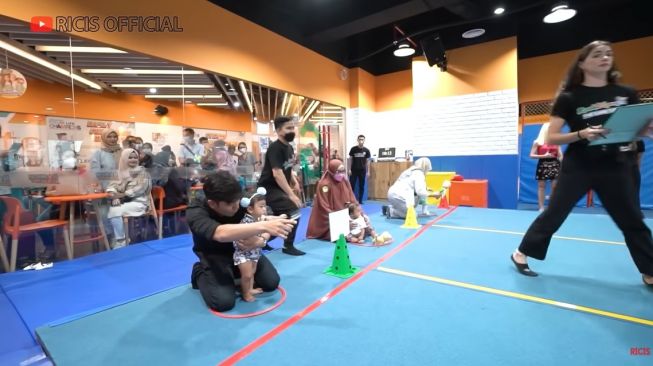 Momen Moana ikut lomba merangkak (YouTube/Ricis Official)
