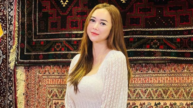 Aura Kasih Bagikan Potret Seksi Pakai Bikini di Pantai, Warganet Malah Minta Foto Tampak Depan