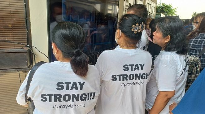 Kompak Pakai Kaos 'Stay Strong #pray4shane' di PN Jaksel, Keluarga Shane Lukas: Biar Dia Kuat