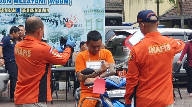 Polisi Gelar Rekonstruksi Kasus Laporan Palsu, Tersangka Peragakan 14 Adegan