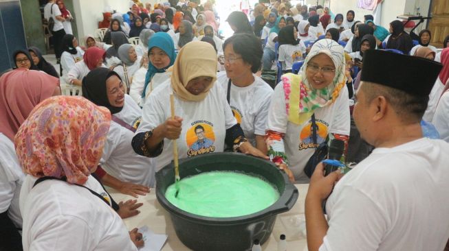 Emak-emak Dilatih Membuat Sabun Cuci Piring di Tengah Harga Kebutuhan Pokok Yang Sedang Naik