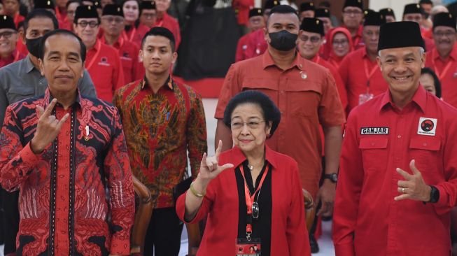 Ketum PDIP Megawati Sukarnoputri memberikan salam metal bersama Presiden Joko Widodo dan Bakal Capres Ganjar Pranowo saat berlangsungnya Rakernas PDI Perjuangan di Jakarta, Selasa (6/6/2023). [ANTARA FOTO/Akbar Nugroho Gumay].