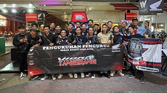 Puluhan anggota Vario 160 Riders Indonesia (VIORI) Tangerang Chapter ikut menyemarakkan sesi sharing teknologi antaranggota komunitas dengan tim Technical Service Function (TSF) yang diwakili Wahyu Budhi di Honda Premium Matic Day, Summarecon [Wahana].