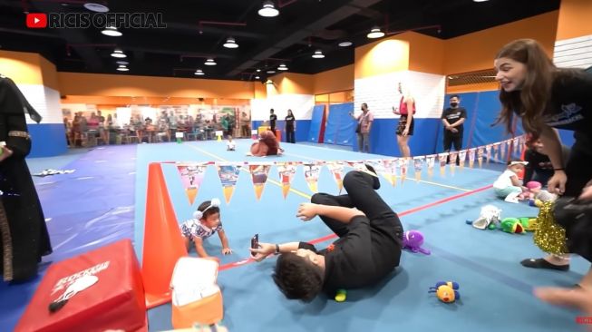 Momen Moana ikut lomba merangkak (YouTube/Ricis Official)