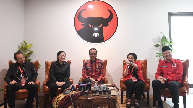 Ketua Umum PDI Perjuangan Megawati Sukarnoputri (kedua kanan) memberikan keterangan disaksikan Presiden Joko Widodo (tengah), bakal Capres Ganjar Pranowo (kanan), Ketua DPP Puan Maharani (kedua kiri) dan Ketua DPP Prananda Prabowo (kiri) saat sesi konferensi pers Rakernas PDI Perjuangan di Jakarta, Selasa (6/6/2023). [ANTARA FOTO/Akbar Nugroho Gumay].