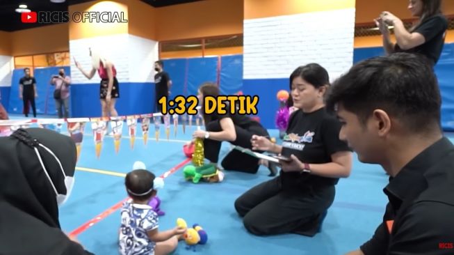 Momen Moana ikut lomba merangkak (YouTube/Ricis Official)