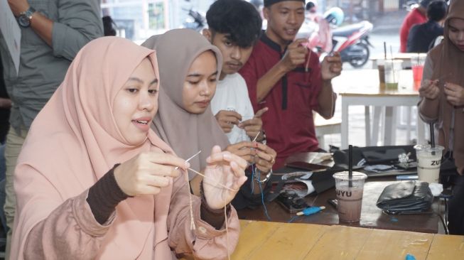 Berpeluang Jadi Lahan Bisnis, GMC Gelar Pelatihan Merajut Benang di Bulukumba