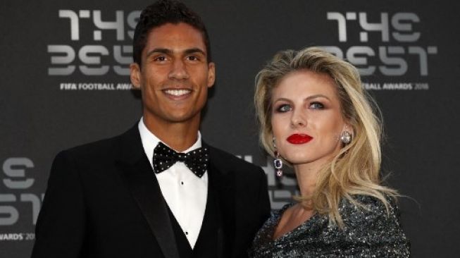 Raphael Varane dan istrinya Camille Tytgat berfoto. Adrian DENNIS / AFP