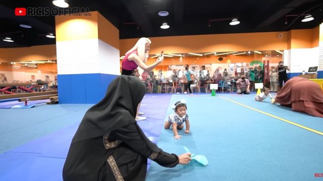 Momen Moana ikut lomba merangkak (YouTube/Ricis Official)