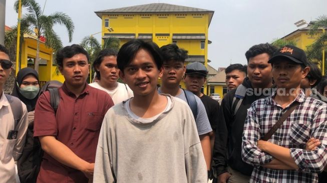 Izin kampus dicabut Kemendikbudristek, ribuan mahasiswa STIE Tribuana Bekasi di kondisi tak jelas (Suara.com/Mae Harsa)