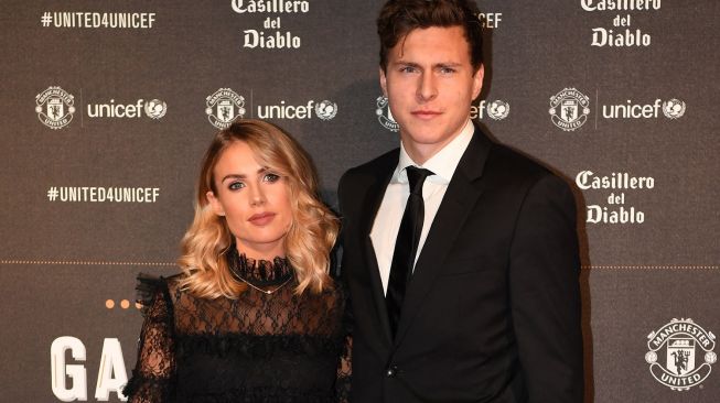 Bek Swedia Manchester United Victor Lindelof dan Maja Nilsson (kiri).Paul ELLIS / AFP
