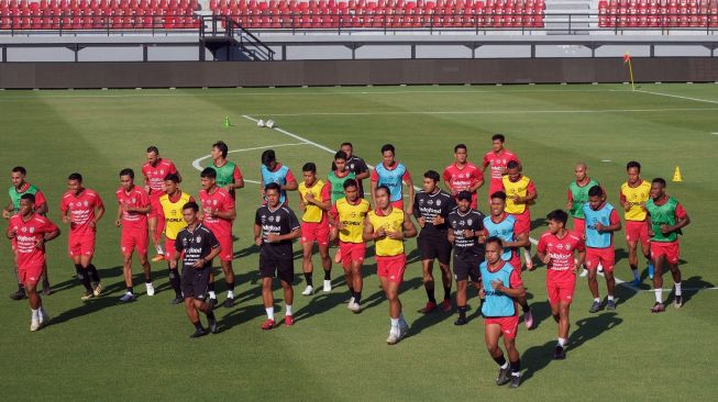 Para pemain Bali United menjalani latihan di Stadion Kapten I Wayan Dipta, Gianyar, Bali, Kamis (25/5/2023). ANTARA FOTO/Nyoman Hendra Wibowo