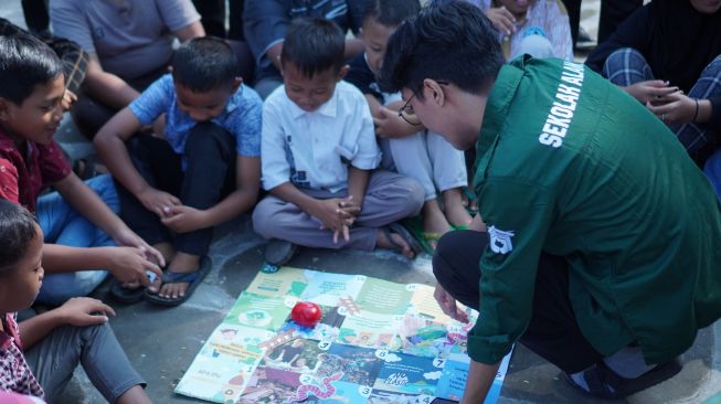 Peserta belajar dan bermain bersama Yoursay dan Sekolah Alam UGM mengikuti permainan ular tangga, Minggu (4/6/2023) (Yoursay)