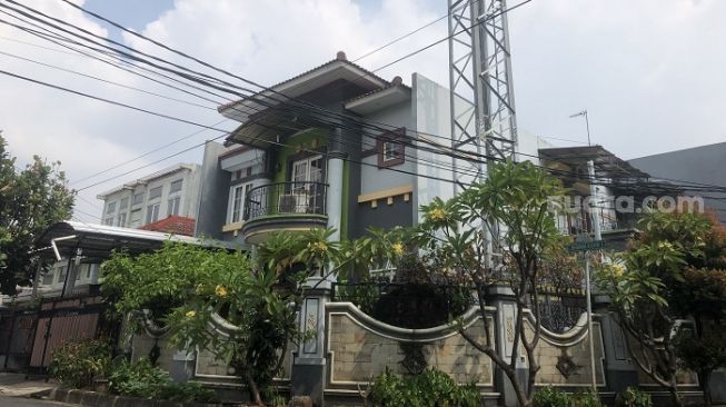 Penampakan tower provider milik Protelindo yang disegel Satpol PP usai diprotes warga di kawasan Kalideres, Jakarta Barat. (Suara.com/Faqih)