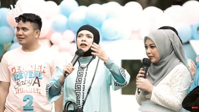 Potret Gen Halilintar.di gender reveal anak kedua Aurel Hermansyah (Instagram/@genhalilintar)