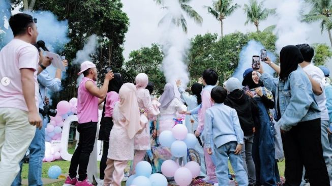 Potret Gen Halilintar di gender reveal anak kedua Aurel Hermansyah (Instagram/@genhalilintar)