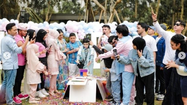 Potret Gen Halilintar di gender reveal anak kedua Aurel Hermansyah (Instagram/@genhalilintar)