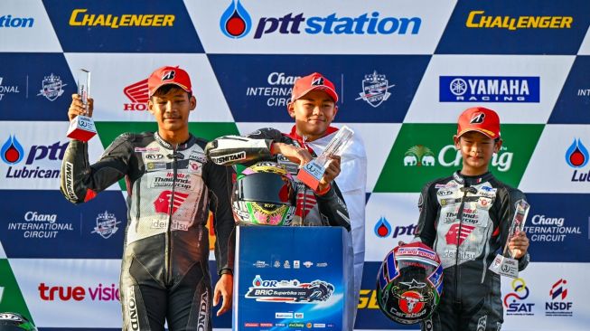 Pembalap binaan AHM Decksa Almer Alfarezel (tengah) berhasil meraih double podium tertinggi di ajang Thailand Talent Cup (TTC) 2023 seri ketiga yang diselenggarakan di Chang International Circuit, Buriram, Thailand (3-4/6/2023) [PT AHM].