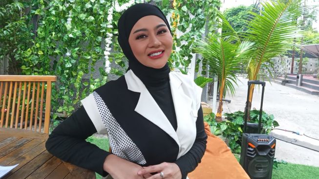 Potret Jenita Janet Mantab Berjilbab (Suara.com/Tiara)