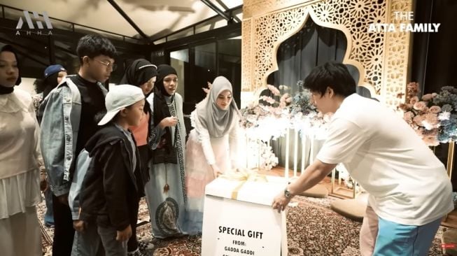 Potret Gen Halilintar di gender reveal anak kedua Aurel Hermansyah (Instagram/(YouTube/AH)