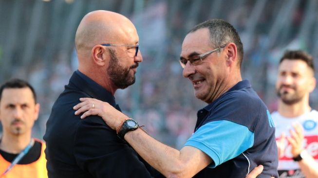 Pelatih Napoli Maurizio Sarri (kanan) menyapa pelatih Crotone Walter Zenga sebelum pertandingan Liga Italia antara SSC Napoli vs FC Crotone pada 20 Mei 2018 di Stadion San Paolo.CARLO HERMANN / AFP.