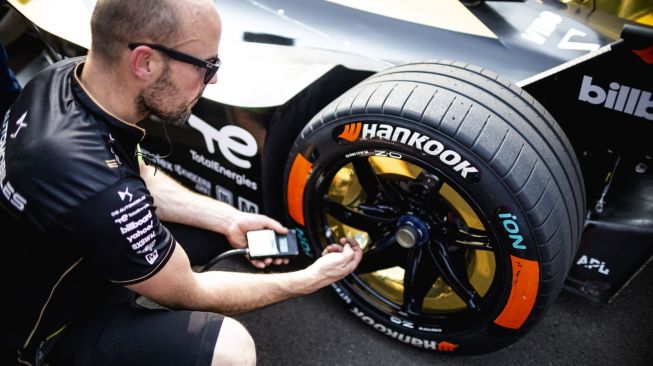 Pengecekan tekanan angin pada ban balap Formula E yang menggunakan Hankook iON Race Tire, dilakukan di garage JIEC Jakarta, Indonesia [Hankook Indonesia].