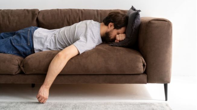 Sering Tidur Tengkurap? Ini 5 Bahayanya bagi Kesehatan yang Perlu Dihindari
