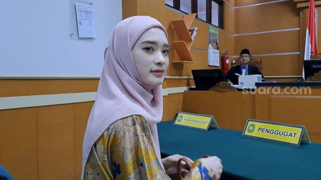 Inara Rusli saat hadiri sidang cerainya dengan Virgoun di Pengadilan Agama Jakarta Barat, Rabu (7/6/2023) [Suara.com/Adiyoga Priyambodo]