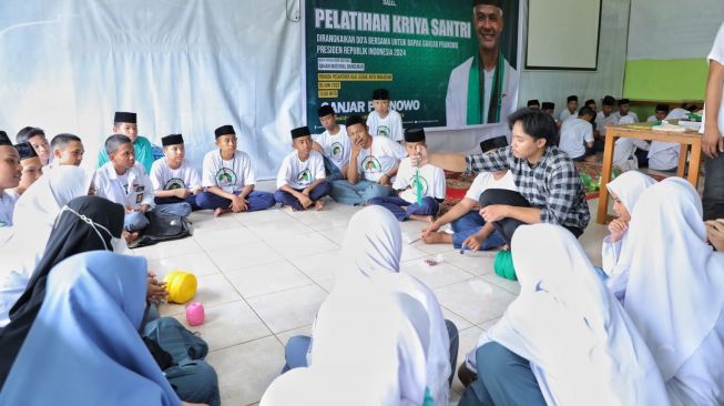 Dorong Jiwa Wirausaha Santri Lewat Pelatihan Kriya