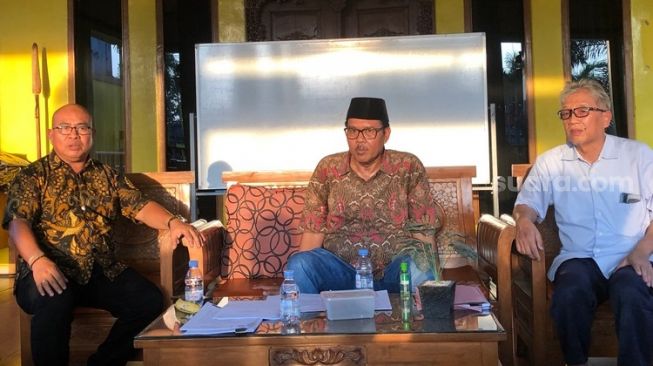 Ketua Yayasan Eka Widyanusantara yang menaungi STIE Tribuana, Suroyo (tengah) membantah pihaknya mempersulit mahasiswa yang ingin pindah kampus (Suara.com/Mae Harsa)