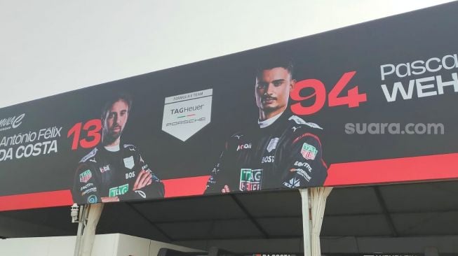 Suasana garage tim Formula E, TAG Heuer Porsche, dengan driver antonio Felix da Costa dan Pascal Wehrlein [Suara.com/CNR ukirsari].