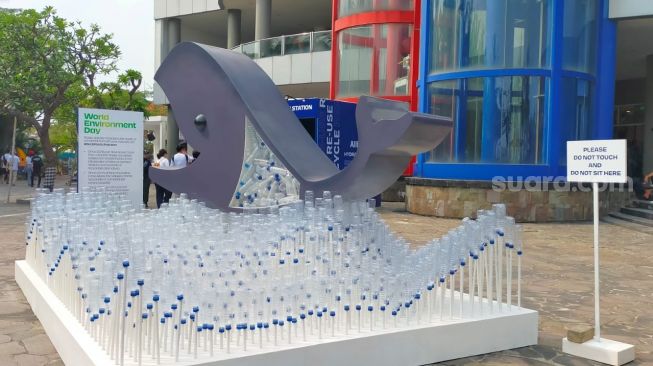 Monumen lautan botol plastik juga ikan yang dimaksud menelan sampah plastik, dipajang dekat Ibukota International E-Prix Circuit (JIEC) Pantai Carnaval, Ancol, DKI Jakarta Utara  [Suara.com/CNR ukirsari].