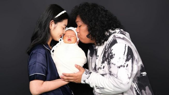 Marshel Widianto dan Cesen eks JKT48 bersama sang bayi. [Instagram]
