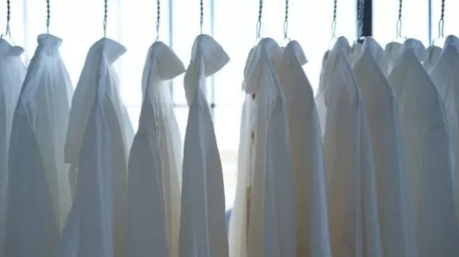 4 Tips Merawat Pakaian Warna Putih, Jangan Asal Gunakan Deterjen!