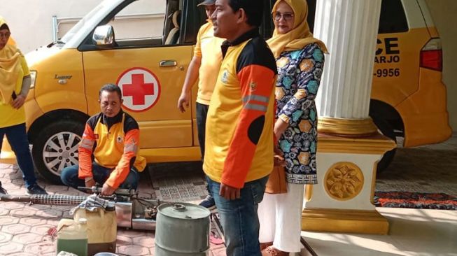 Warga Terjangkit DBD, Ning Milla Bareng Golkar Sidoarjo Lakukan Fogging 