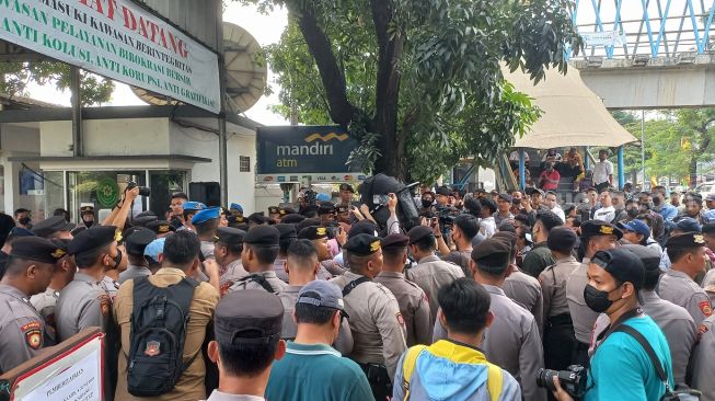 Pendukung Haris-Fatia Berebut Masuk ke PN Jaktim Jelang Sidang 'Lord' Luhut, Emak-emak Terinjak-injak: Tolong!