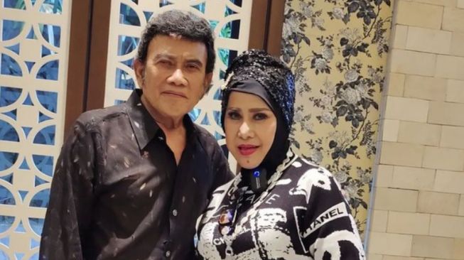 Pedangdut yang Memutuskan Berhijab (Instagram/@elvy_sukaesih)