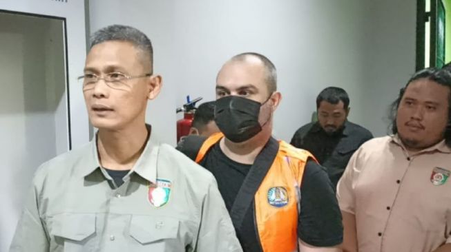 Bule Inggris Dideportasi dari Mataram Setelah Bakar Gerbang Villa