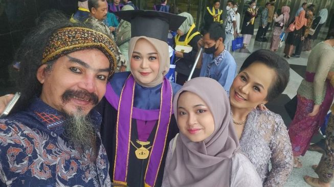 Gaya Artis Dampingi Anak Wisuda (Instagram/@limbadindonesia) 