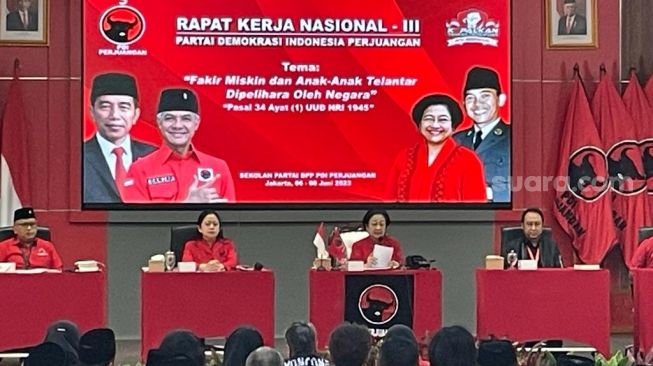 Tangis Megawati Pecah di Penutupan Rakernas III PDIP, Kenang 10 Tahun Wafatnya Sang Suami Taufiq Kiemas