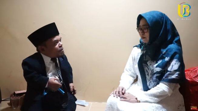 Potret Ucok Baba datang ke wisuda anak (YouTube/Ucok Baba Official)