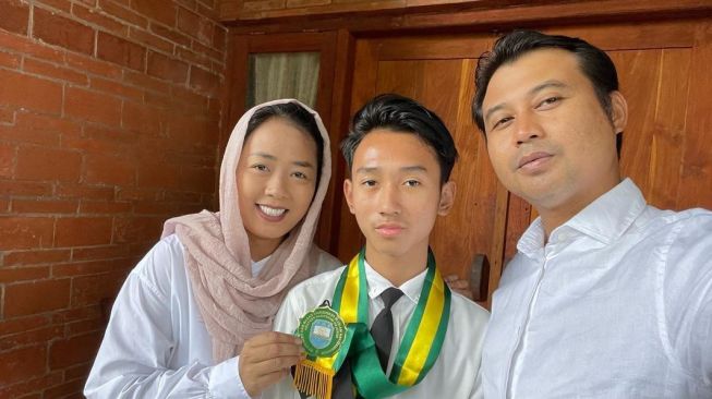 Gaya Artis Dampingi Anak Wisuda (Instagram/@showimah) 