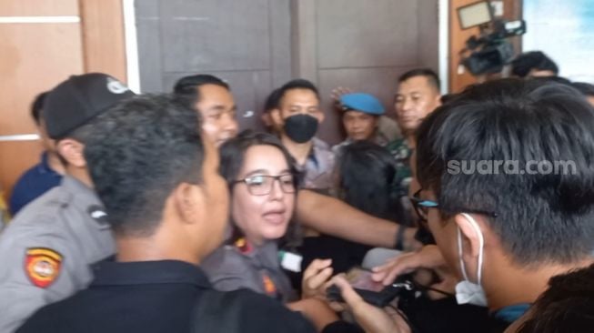 Ricuh! Massa Pendukung Luhut Provokasi Tim Hukum Haris-Fatia Jelang Sidang, Teriak Bohong