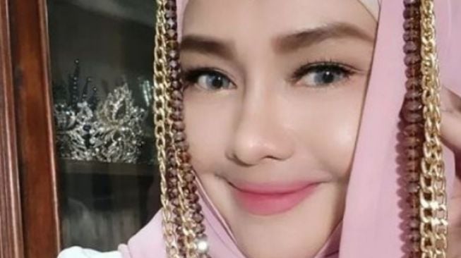 Pedangdut yang Memutuskan Berhijab (Instagram/@iyethbustami24)