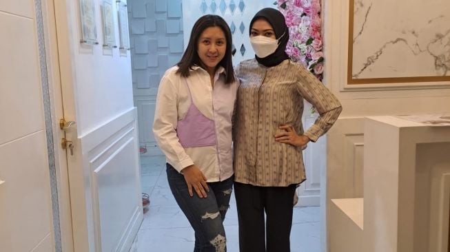 Errina GD bersama dr Anindita Citraninda Patty sekalu owner Klink Gendhis. [Instagram]